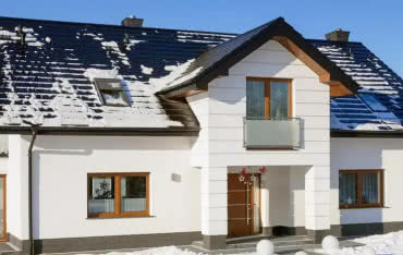 Dachówki płaskie – modne pokrycia nowoczesnych dachów 
